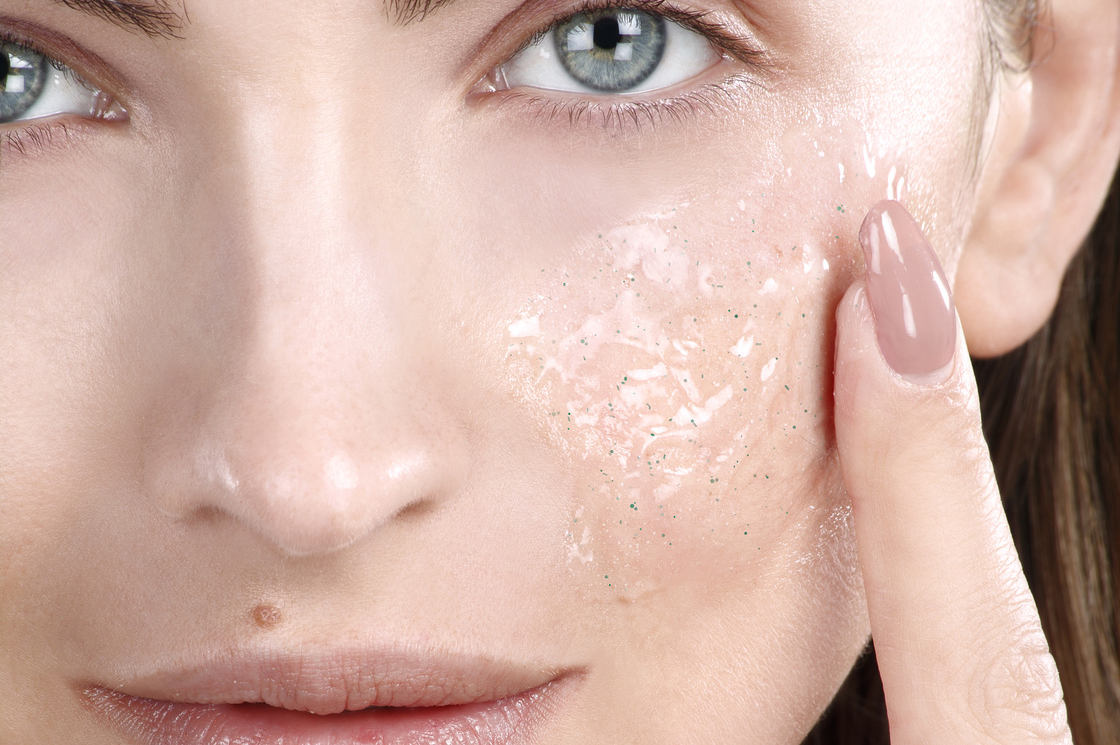 Peeling chimico la forza esfoliante di acidi adatti per rigenerare la pelle