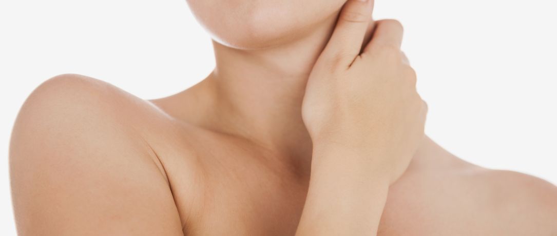 Collo più levigato e idratato: il trattamento combinato che migliora texture e idratazione della pelle