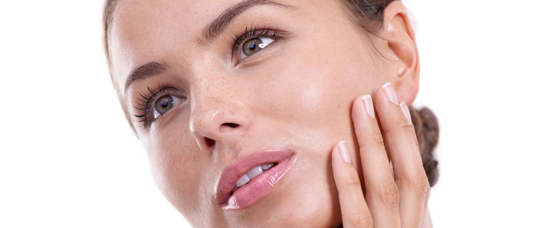 Pelle luminosa e giovane con la biorivitalizzazione viso