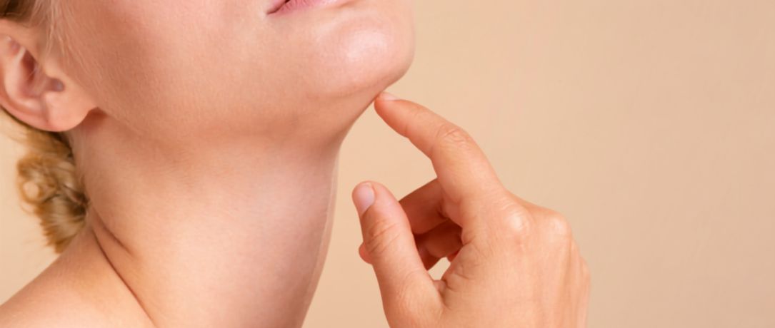 Perché il collo invecchia prima del viso (e come rallentarne i segni)